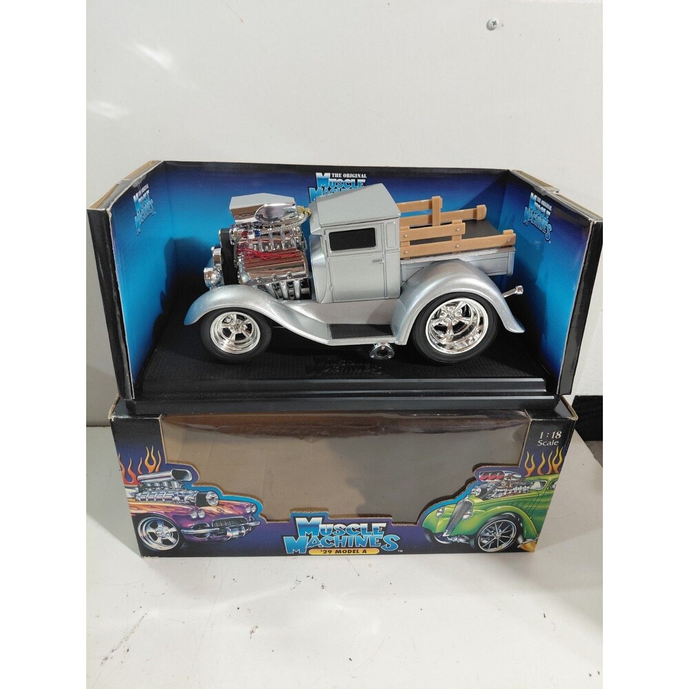 Muscle Machines 71166 1:18 Diecast 1932 Ford Model A Hot Rod Pickup Truck w/box